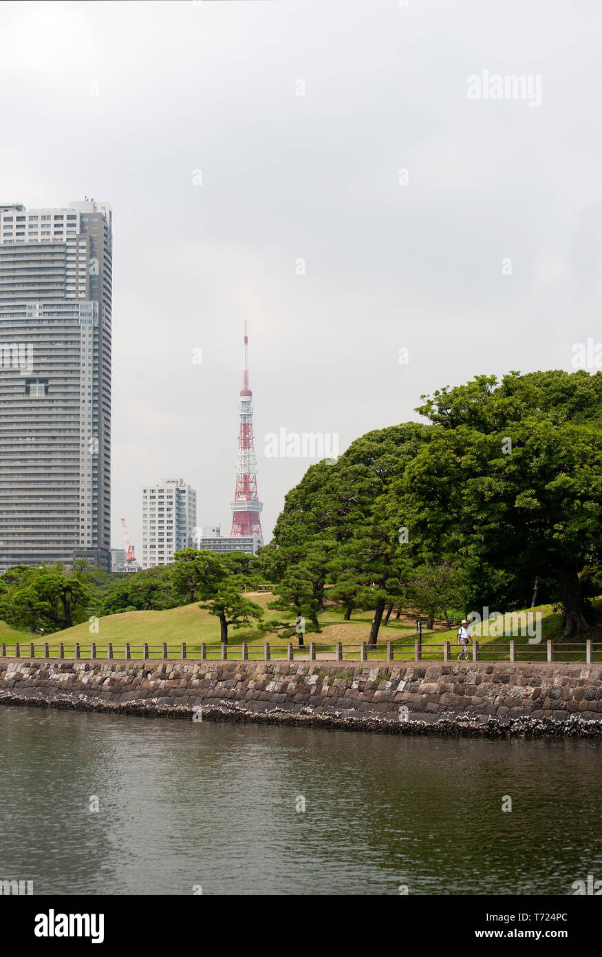 Hama-rikyu Gardens, Tsukiji, Tokyo mit der Shiodome Bezirk im Hintergrund, einschließlich der Tokyo Tower und der Acty Shiodome Apartment Gebäude. Stockfoto