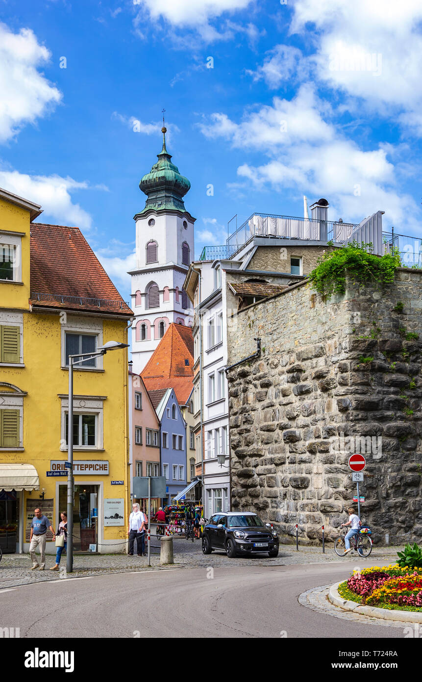 Street Scene am Rande der Altstadt von Lindau im Bodensee, Bayern, Deutschland, Europa. Stockfoto