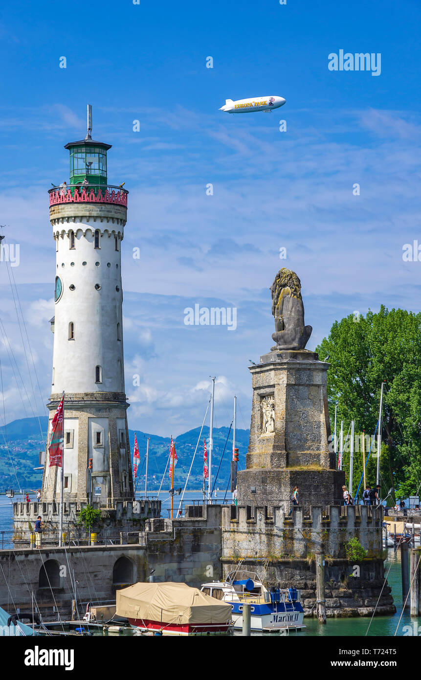 Panoramablick über den Hafen mit dem Leuchtturm und dem Bayerischen Löwen in der Altstadt von Lindau im Bodensee, Bayern, Deutschland, Europa. Stockfoto