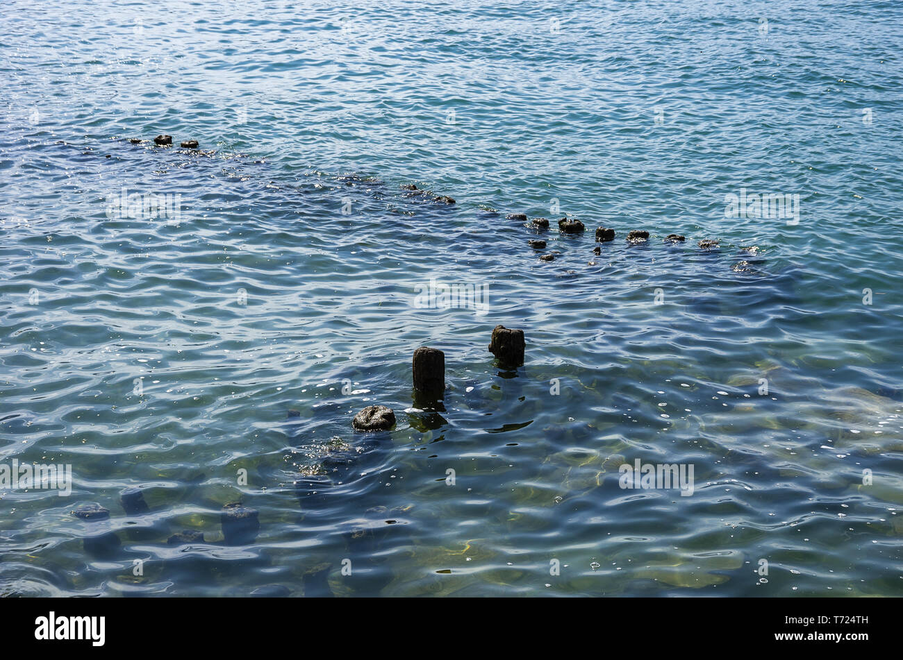 Einsätze der buhnen das Wasser der Bodensee, Lindau, Bayern, Deutschland. Stockfoto