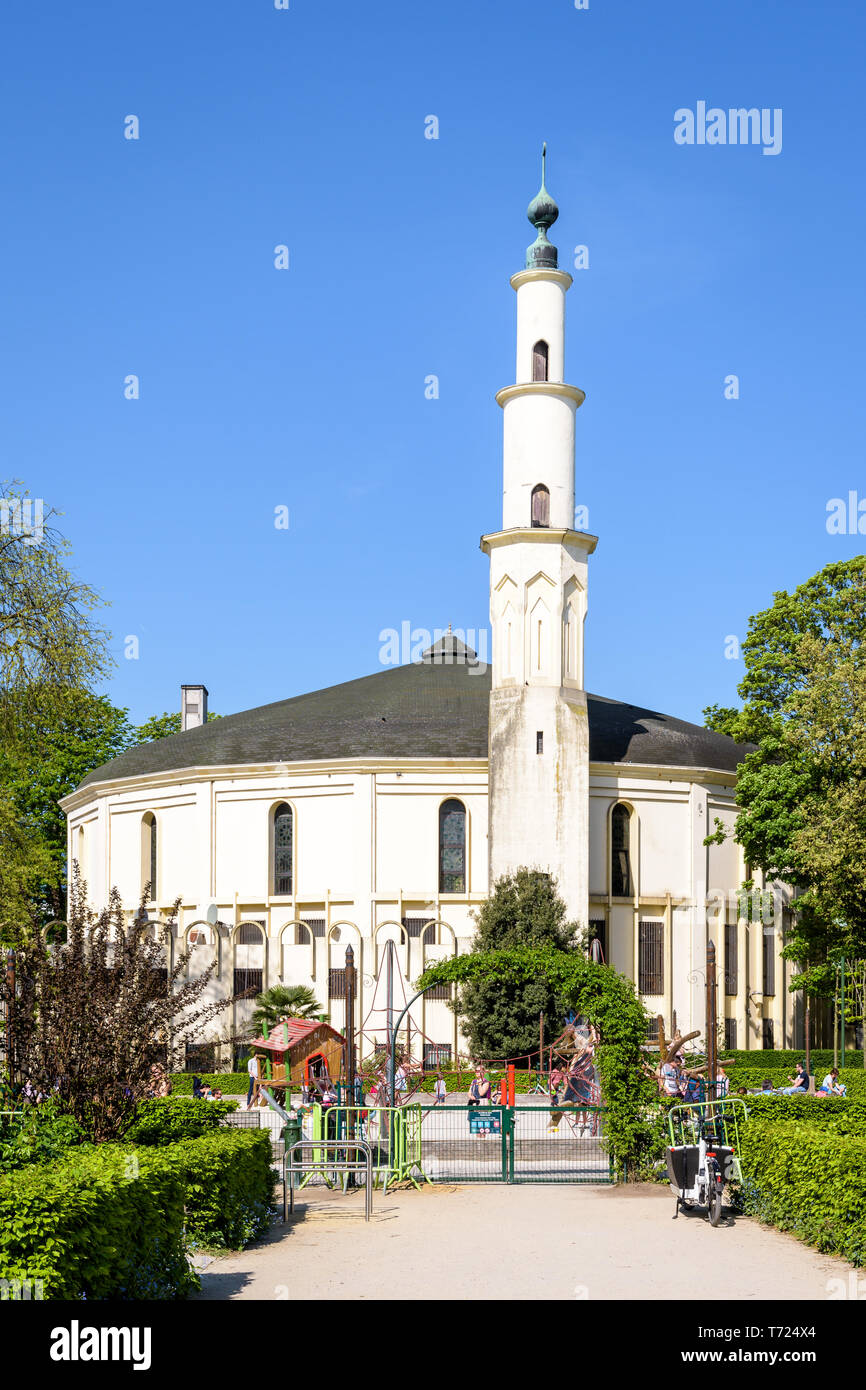 Die Große Moschee von Brüssel, Belgien, mit einem Kinderspielplatz im Cinquantenaire Park im Frühling. Stockfoto