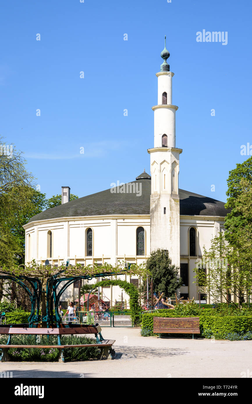 Die Große Moschee von Brüssel, Belgien, mit einem Kinderspielplatz im Cinquantenaire Park im Frühling. Stockfoto