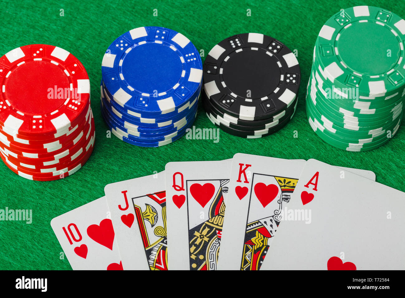 Casino Chips und Karten spielen am grünen Tisch Stockfoto