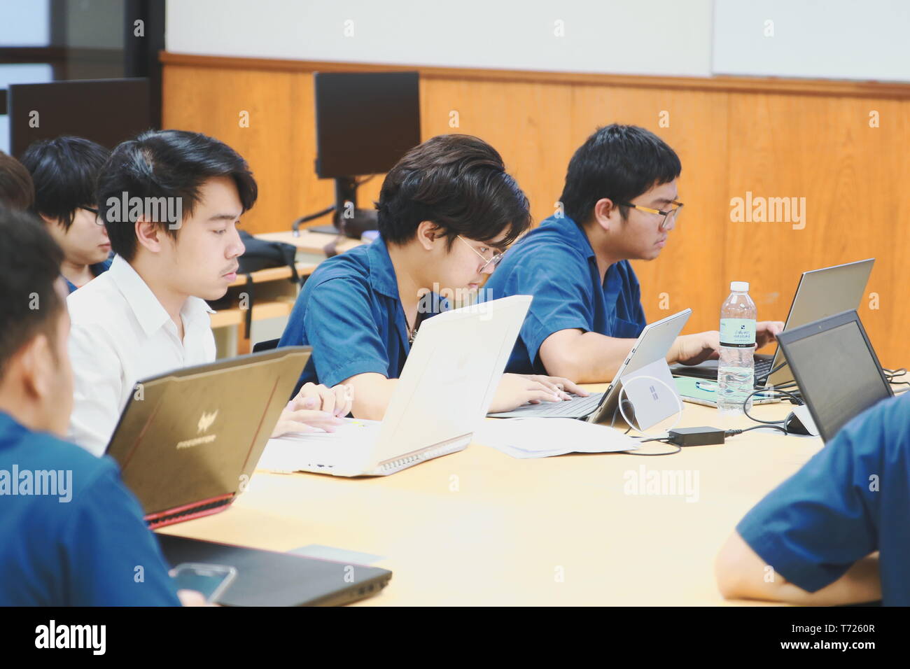 Gruppen für technische Informatik Studenten bei Annahme der Universität (ABAC) Arbeiten auf Ihrem Codierprojekt in einem Klassenzimmer Stockfoto