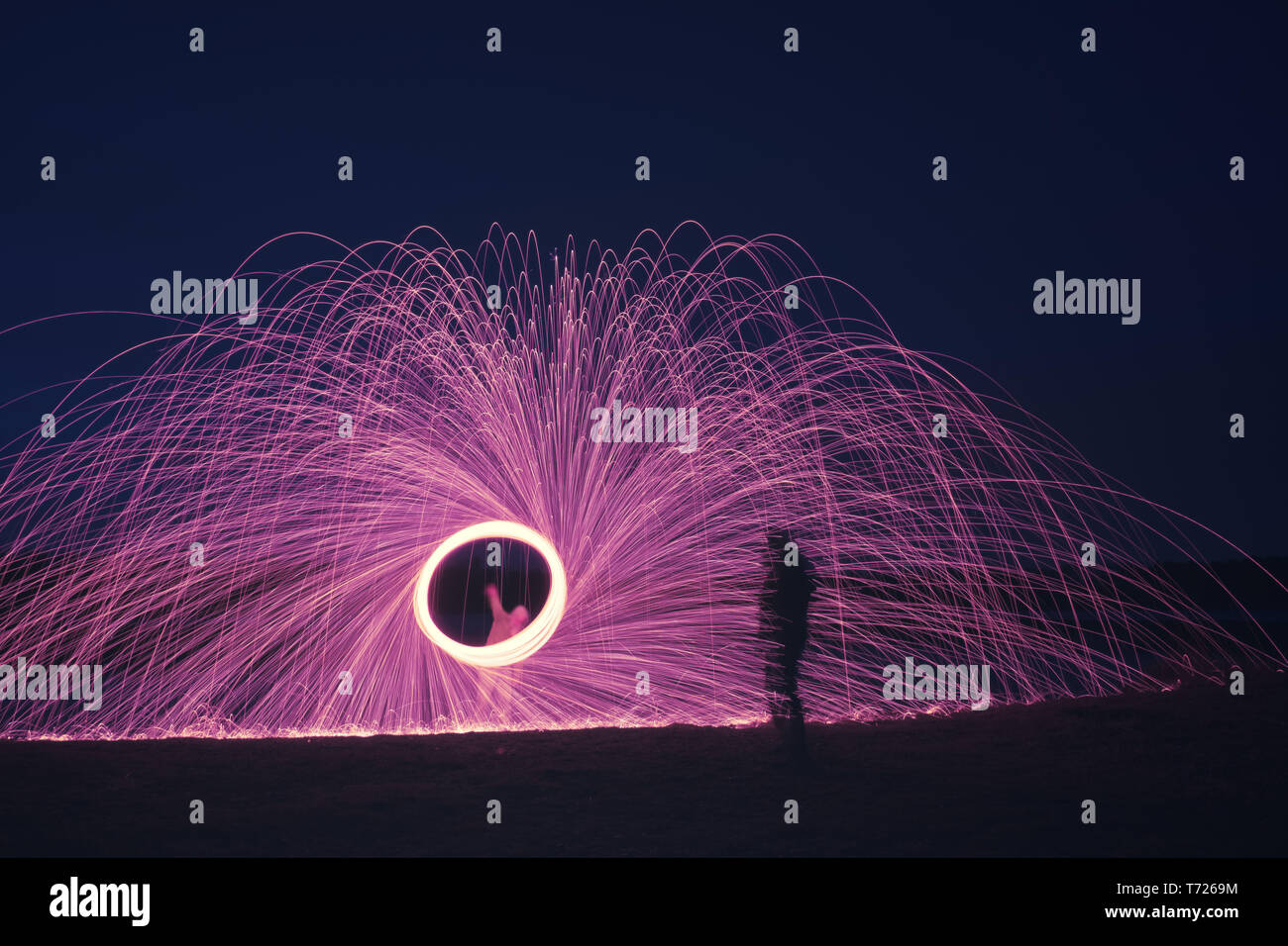 Stahlwolle Feuerwerk mit Schatten eines Menschen Stockfoto