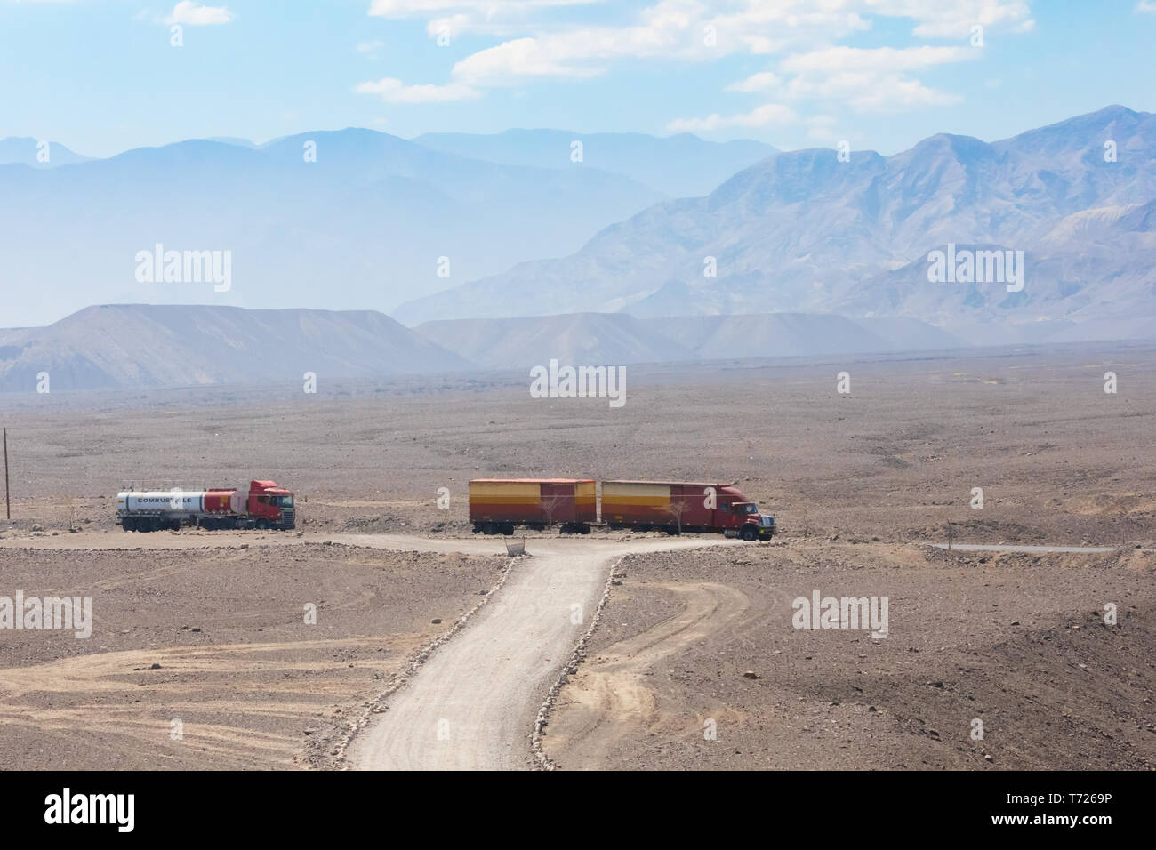 Lastwagen auf der Pan American Desert Road Nazca Stockfoto