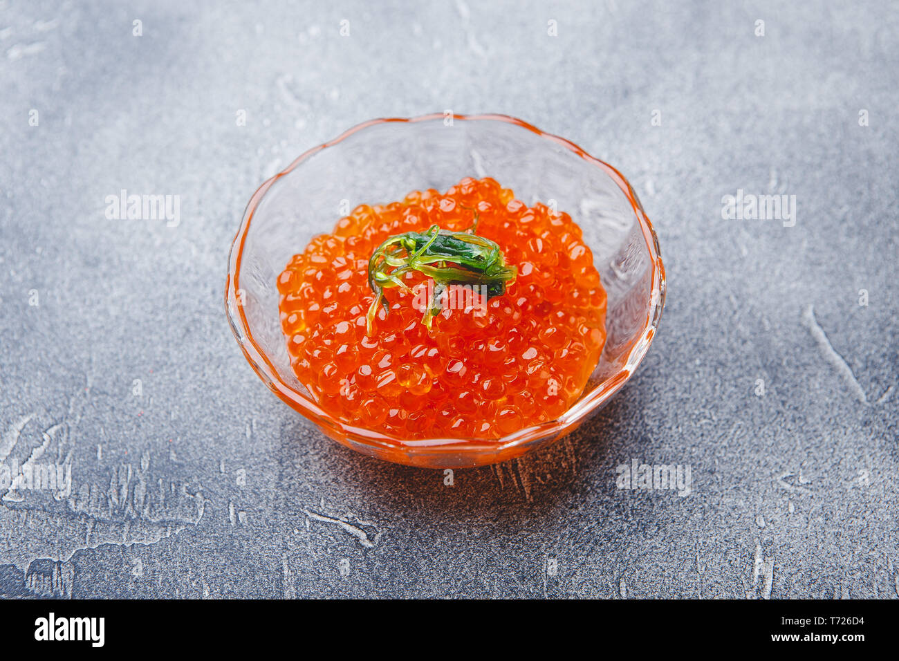 Lachs Kaviar in der Glasplatte Stockfoto