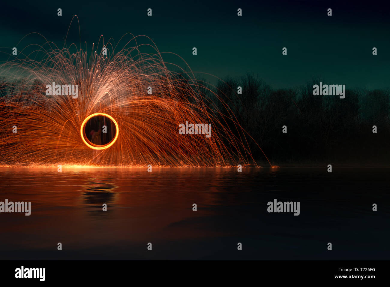 Stahlwolle Feuerwerk bei Nacht am See Stockfoto