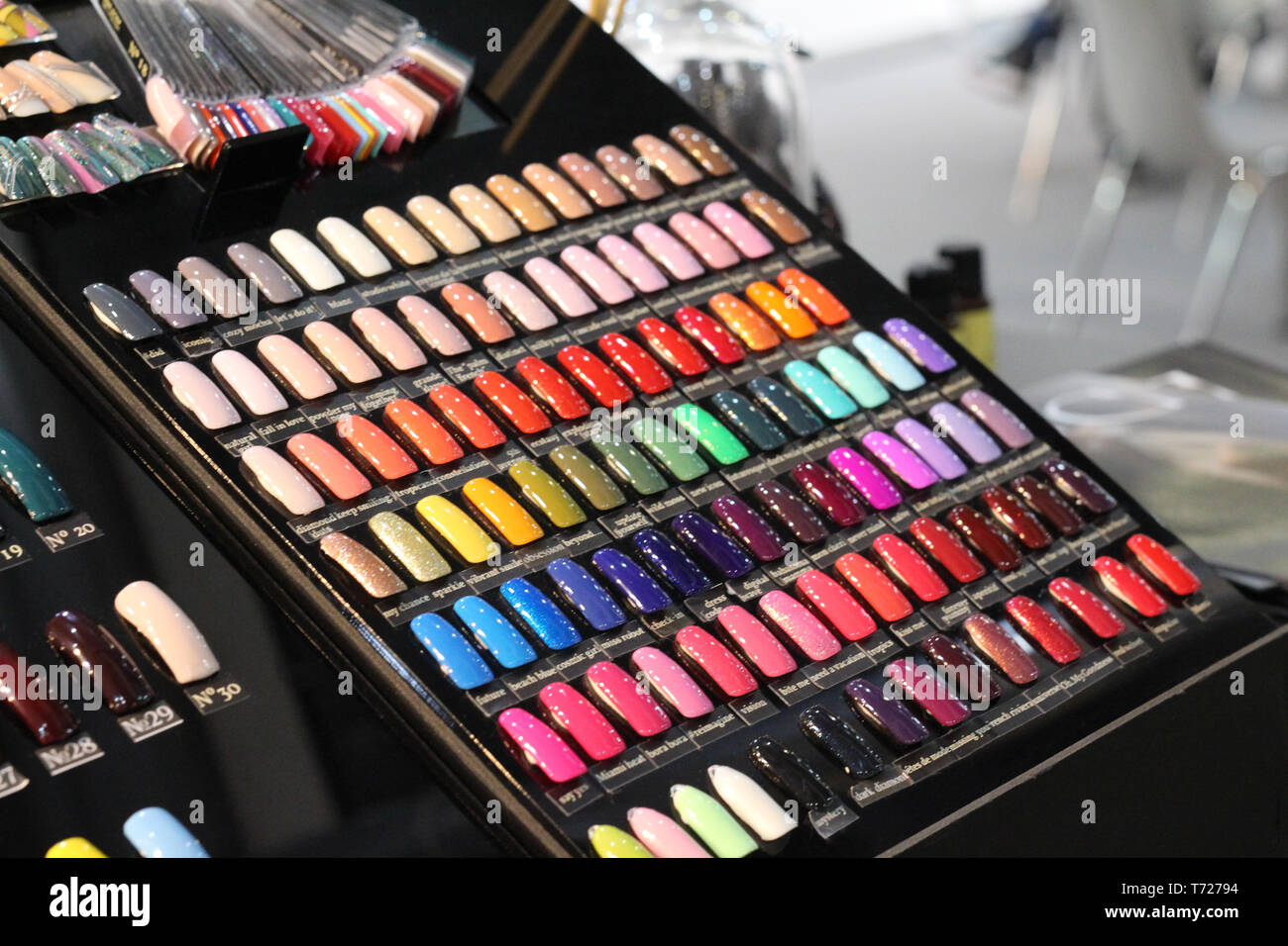 Eine Vielzahl von nagellacke. Palette mit Proben von Nagellack. Eine Sammlung von Proben Nagellack für Maniküre. Gepflegte Hände, gesunden Nagel Stockfoto