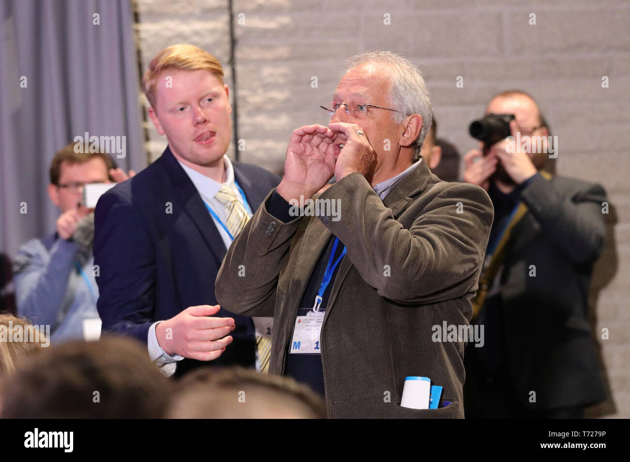 Weiterverbreitet WERDEN MIT ZUSÄTZLICHEN INFORMATIONEN Ministerpräsident Theresa May wird von Tory Partei Mitglied und ehemalige Grafschaft Ratsmitglied Stuart Davies an der Walisischen Parteitag der Konservativen Partei in Llangollen Pavillon, Llangollen gehechelt. Stockfoto