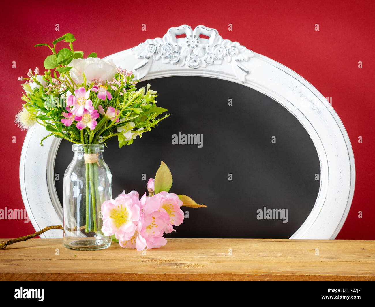 Feder Dekoration Blumen und vintage Frame Stockfoto