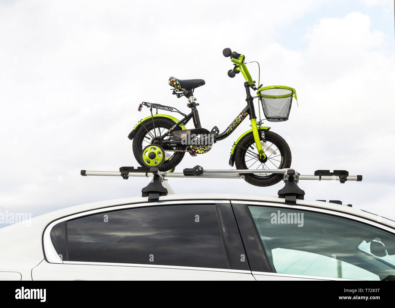 Fahrrad Transport - Kinder Fahrrad auf dem Dach eines Autos gegen den  Himmel in eine spezielle Halterung für den Radsport. Die Entscheidung große  zu transportieren Stockfotografie - Alamy