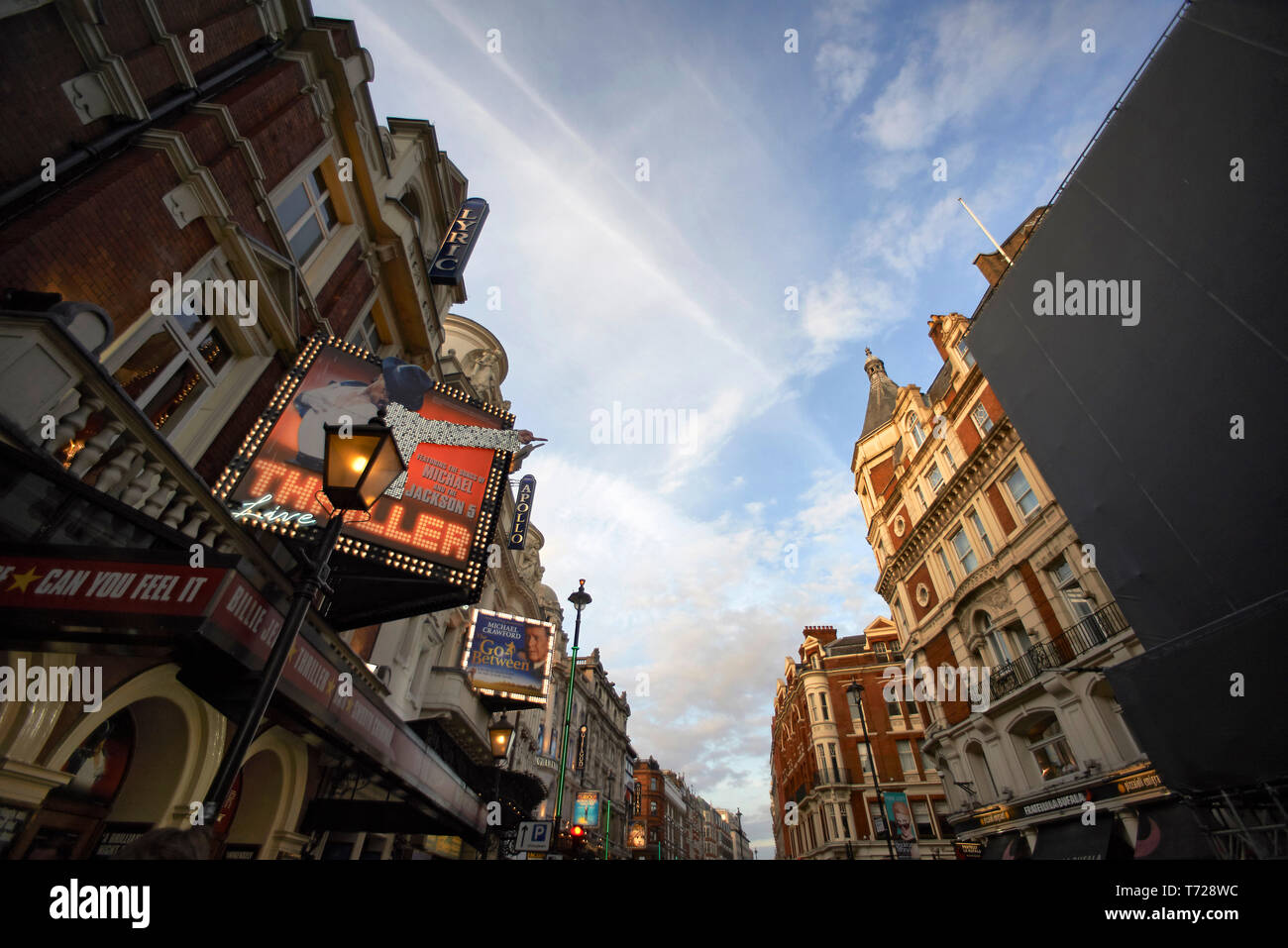 Dynamische Low Angle Shot der roten Doppeldecker Busse in das Stadtzentrum von London fahren auf der Oxford Street und der Regent Street im Sommer Sonnenschein Stockfoto