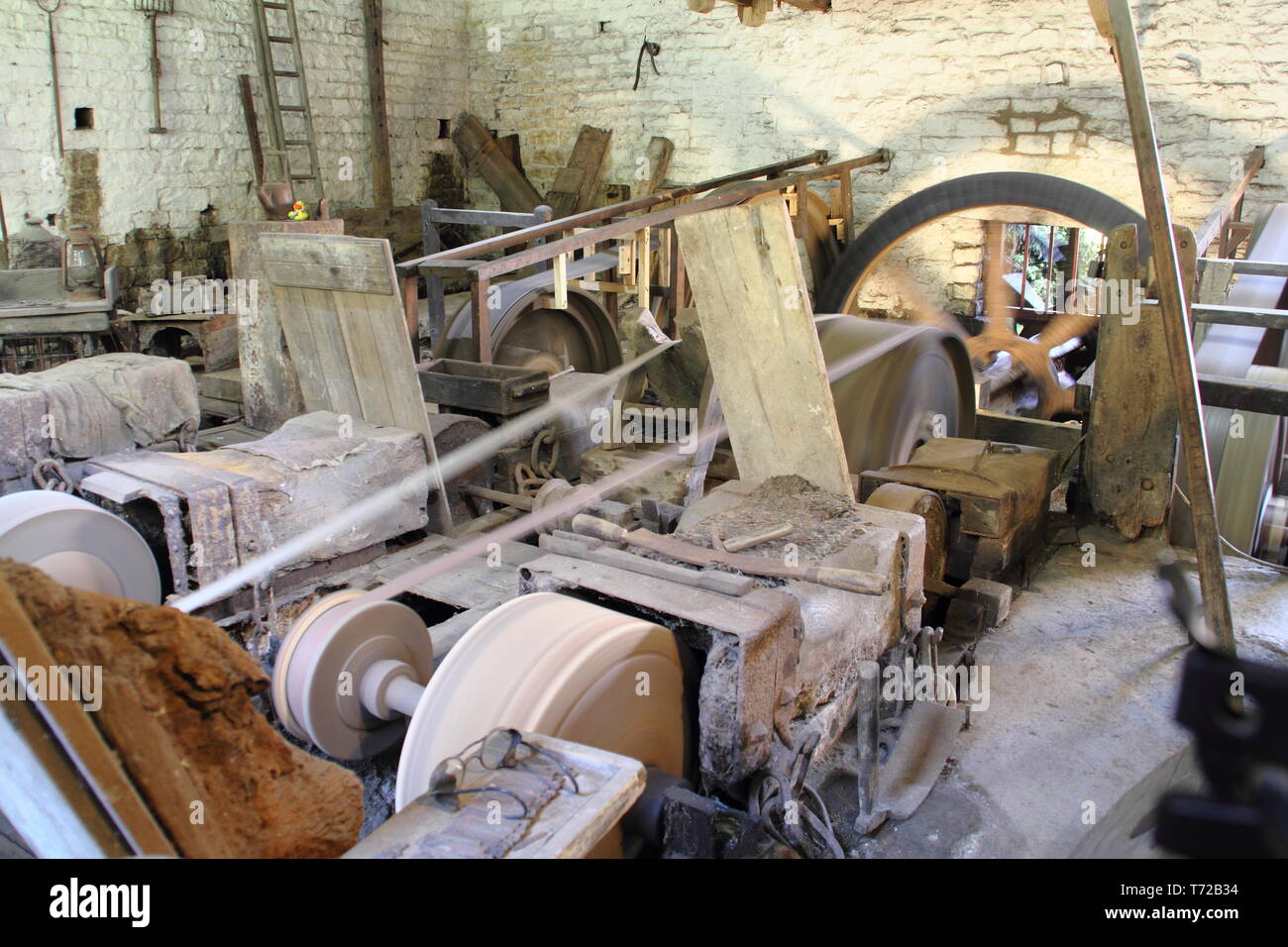 Innenraum der Hirte Rad Workshop, ein einzigartiges Beispiel von Sheffield Messer schleifen Industrie, Whiteley Woods, Porter Tal, Sheffield, England, Großbritannien Stockfoto