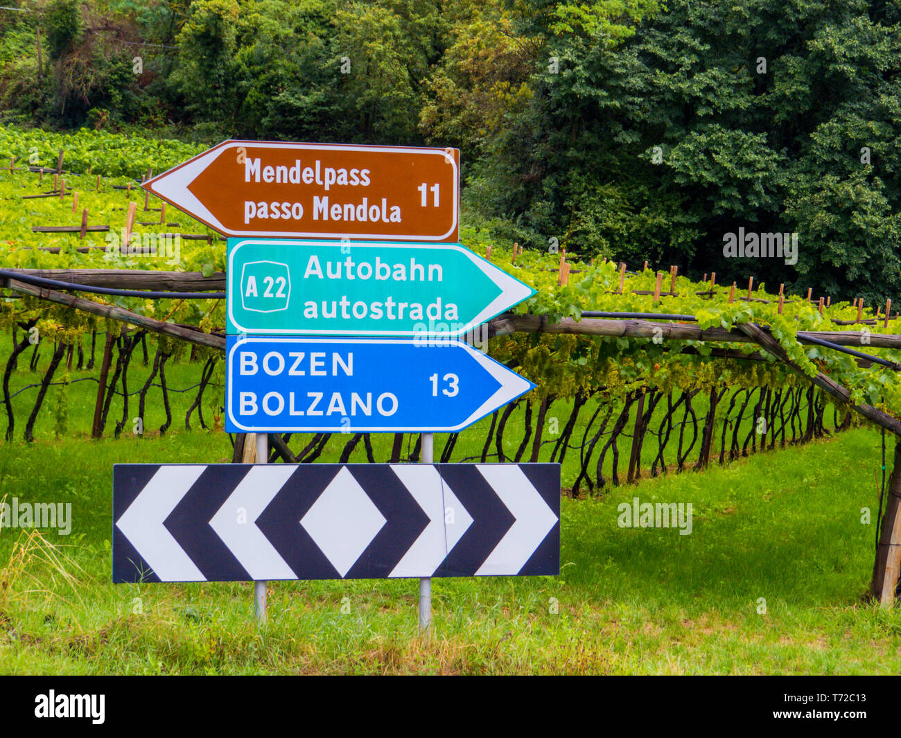 Zweisprachige Schilder (oben, unten) in der Nähe von Bozen, Südtirol, Dolomiten, Nord Italien Stockfoto