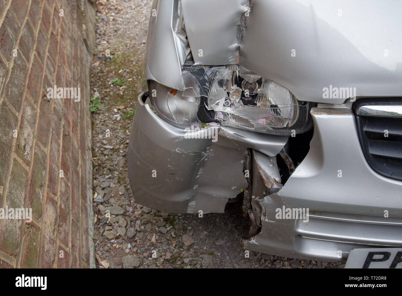Auto Crash Wreckage, Straße Verkehr Zusammenstoß (RTC) Auto Schaden nach Abstürzen. Schäden details. Stockfoto
