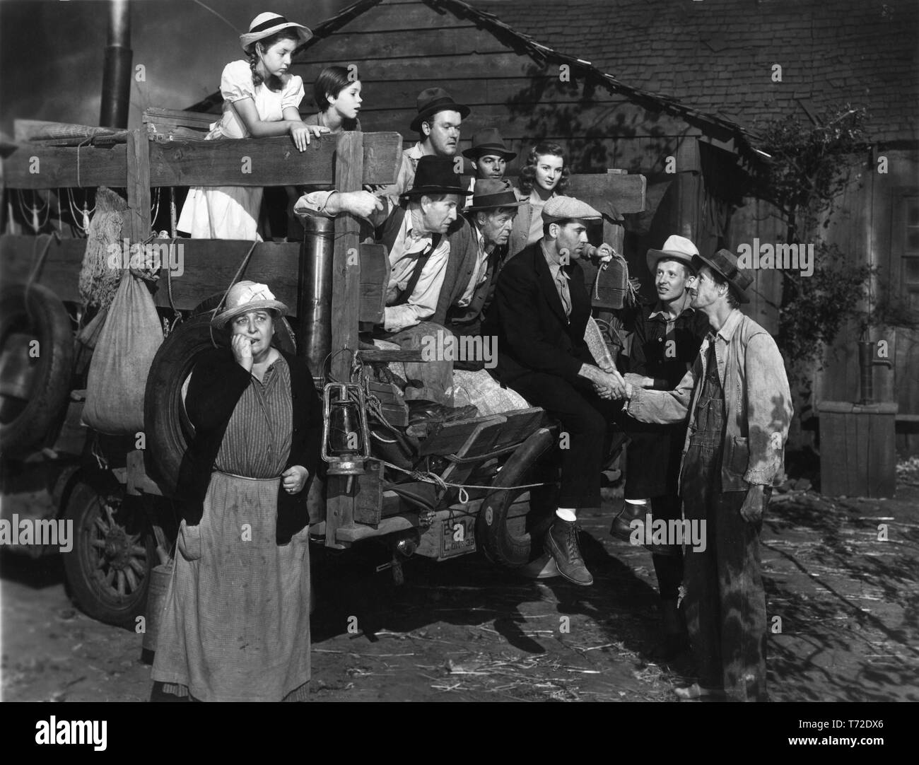 Jane Darwell als Ma Joad Shirley Mills als Ruthie Darryl Hickman als Winfield Russell Simpson als Pa Joad Frank Darien als Onkel John Eddie Quillan als Connie Dorris Bowdon als Rosasharn Henry Fonda als Tom Joad O.Z. Whitehead als Al John carradine als Jim Casy DIE TRAUBEN DES zorns Direktor 1940 John Ford Roman John Steinbeck Drehbuch Nunnally Johnson Twentieth Century Fox Stockfoto