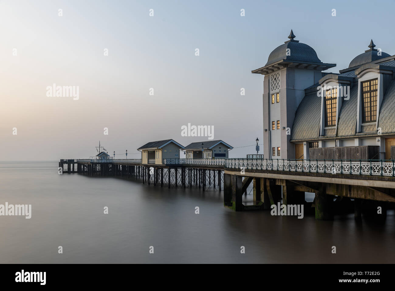 Die Viktorianische Architektur Von Penarth Pier In Der Nahe Von Cardiff An Der Kuste Von South Wales Das Meer Ist Durch Eine Lange Verschlusszeit Glatt Stockfotografie Alamy