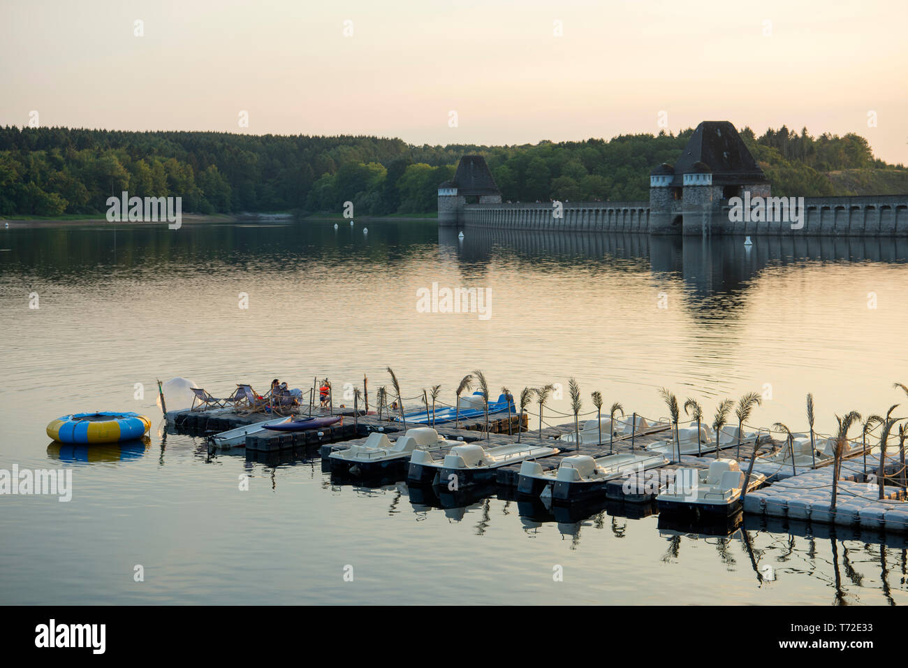 Deutschland, Nordrhein-Westfalen, Kreis Soest, Möhnesee, Bootsanleger an der Staumauer Stockfoto