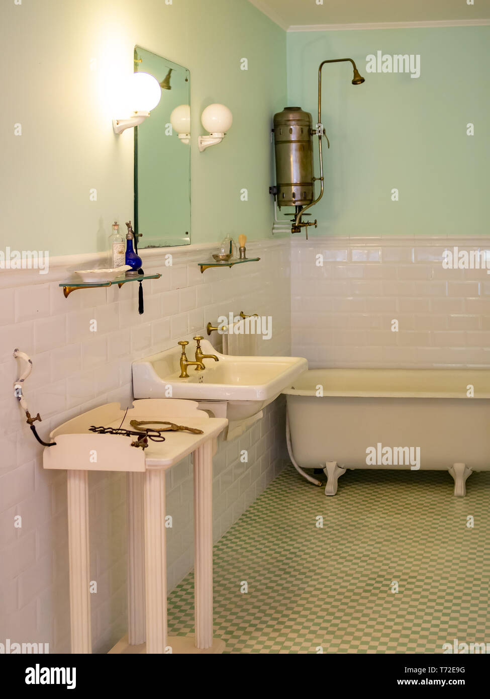 Im frühen 20. Jahrhundert apartment Badezimmer mit der Lagerung Wasser Heizung Stockfoto
