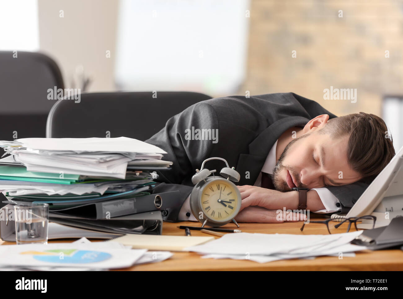 Müde, Geschäftsmann, schlafen am Tisch im Amt. Zeit-management Konzept Stockfoto
