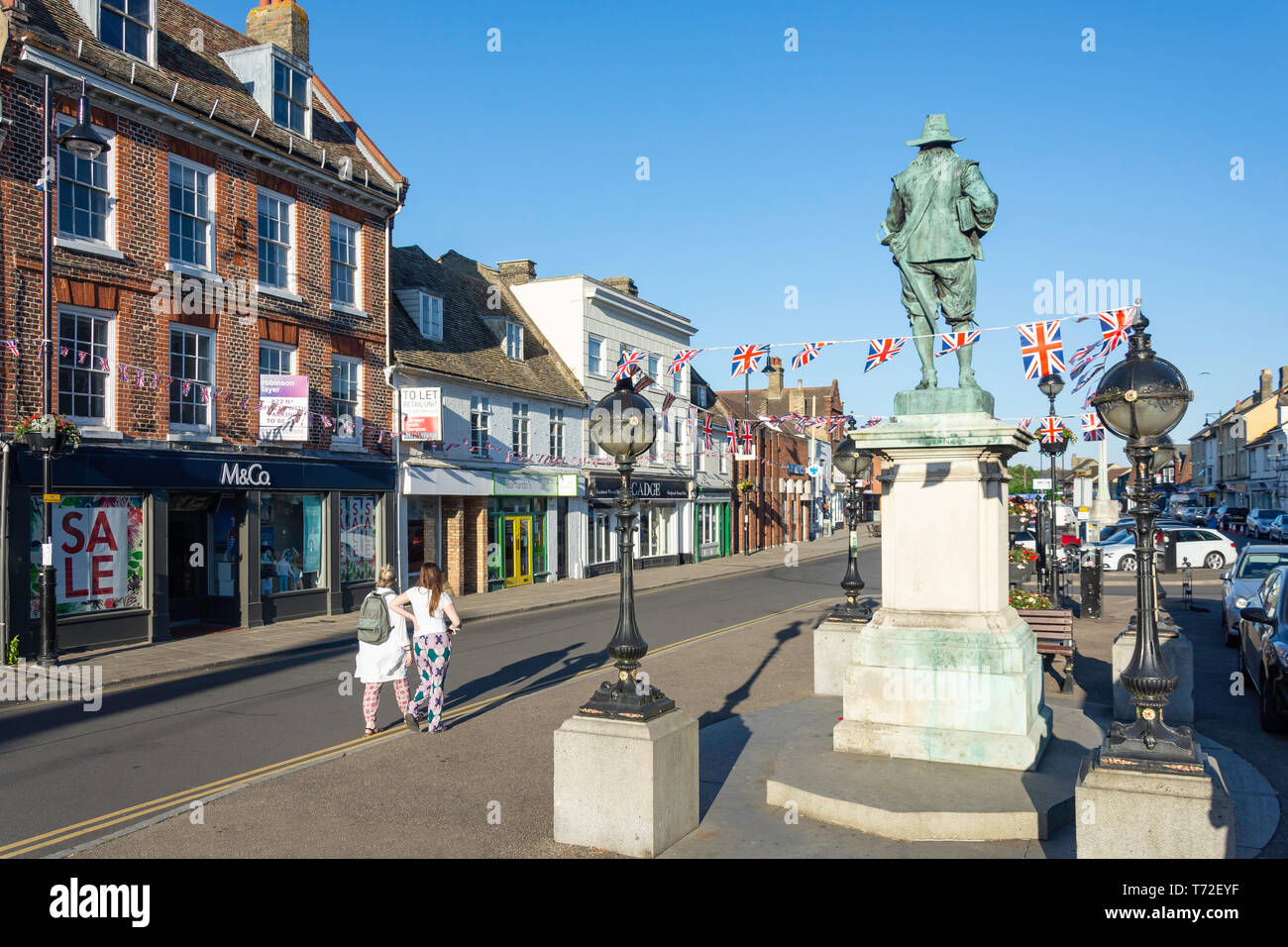 Die Statue von Oliver Cromwell, der Bürgersteig, Saint Ives, Cambridgeshire, England, Vereinigtes Königreich Stockfoto
