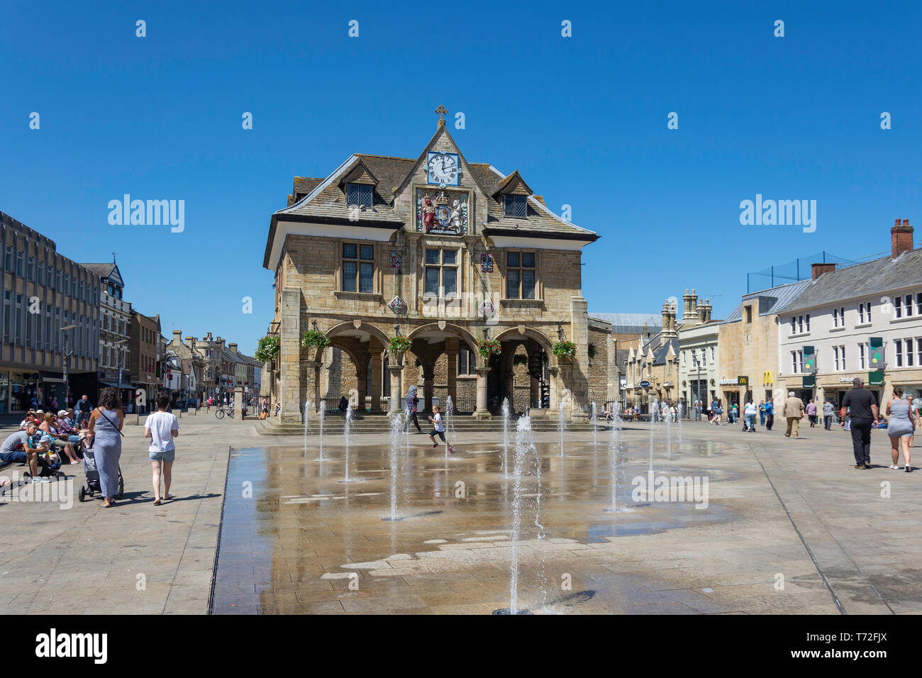 17. Jahrhundert Die Guildhall (Butter), Cathedral Square, Peterborough, Cambridgeshire, England, Vereinigtes Königreich Stockfoto