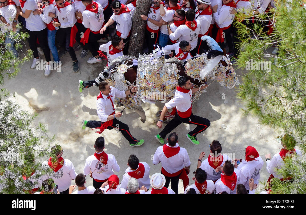 Caravaca de la Cruz, Spanien, 2. Mai 2019: Pferderennen in Caballos Del Vino, Caravaca de la Cruz, Murcia, Spanien. Spanisch berühmten Traditionen. Stockfoto