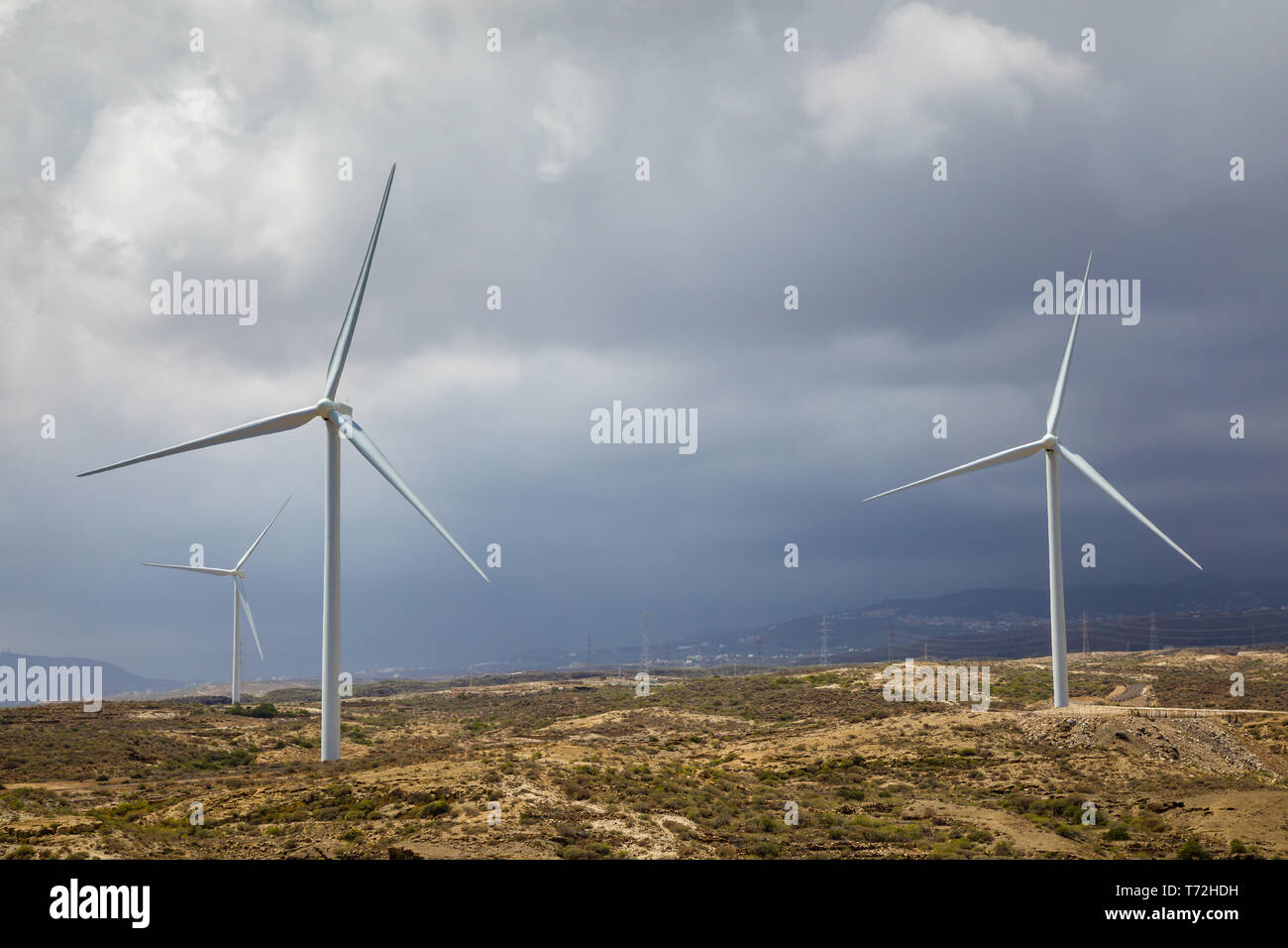 Windkraftanlagen auf der Insel als ökologische Quelle billiger Energie. Teneriffa, Kanarische Inseln, Spanien Stockfoto