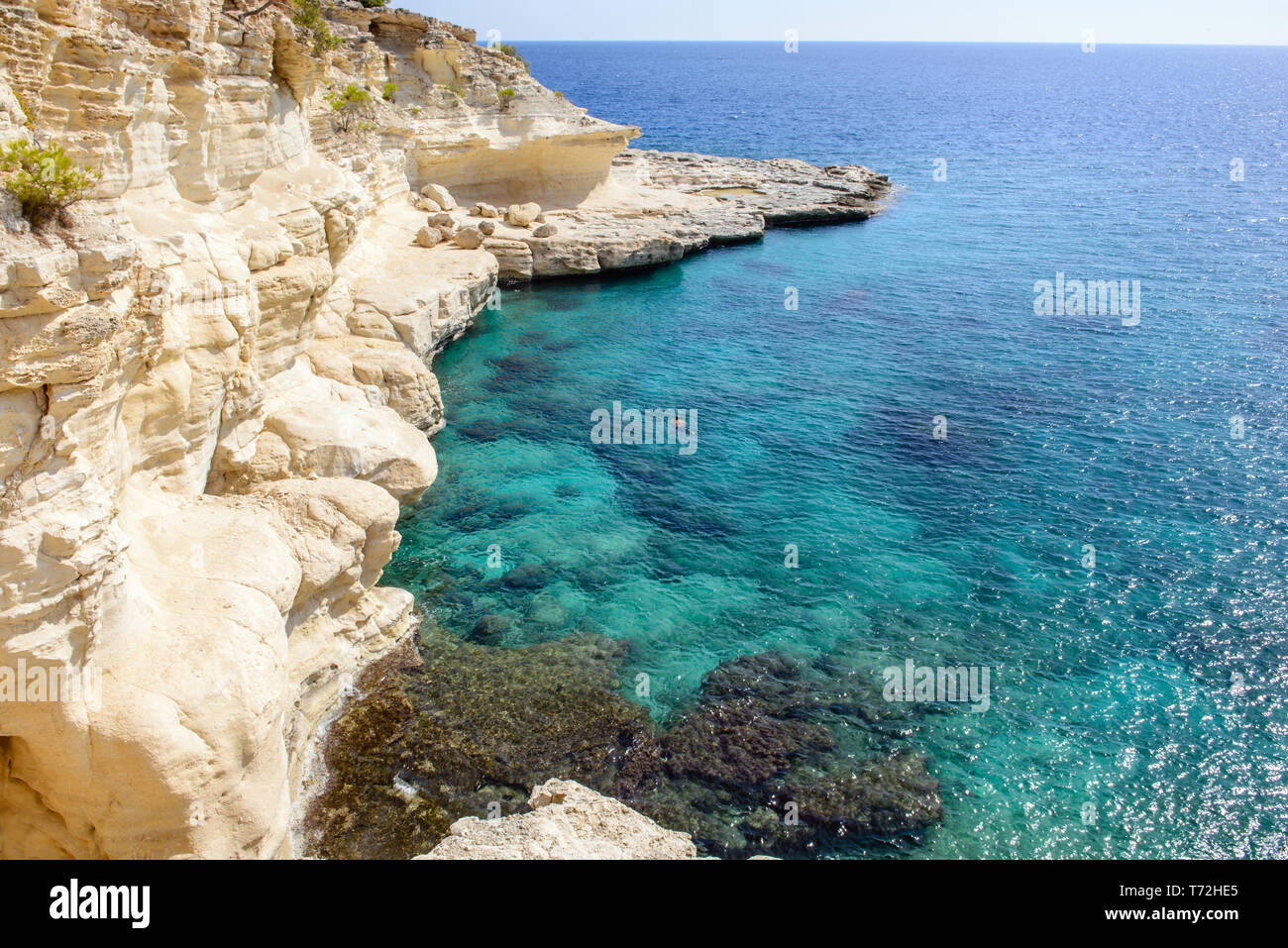 Schwimmen Mann türkisfarbene Meer Hintergrund. Entspannt Mann auf seine Ferien im Meer Blick von oben. Stockfoto
