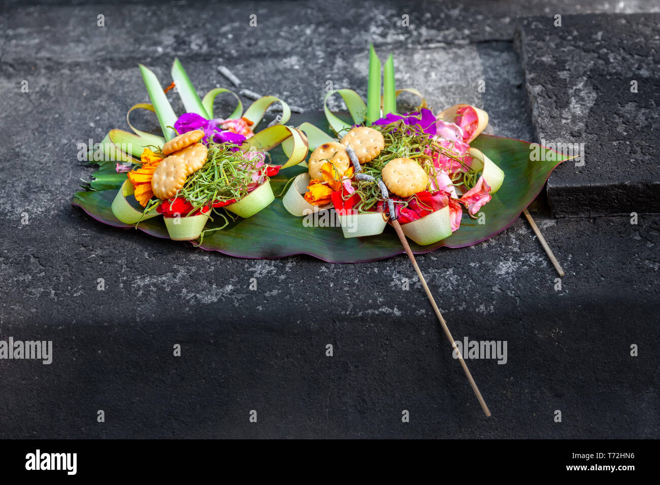 Votive mit Blumen, Cookies und Bänder Stockfoto