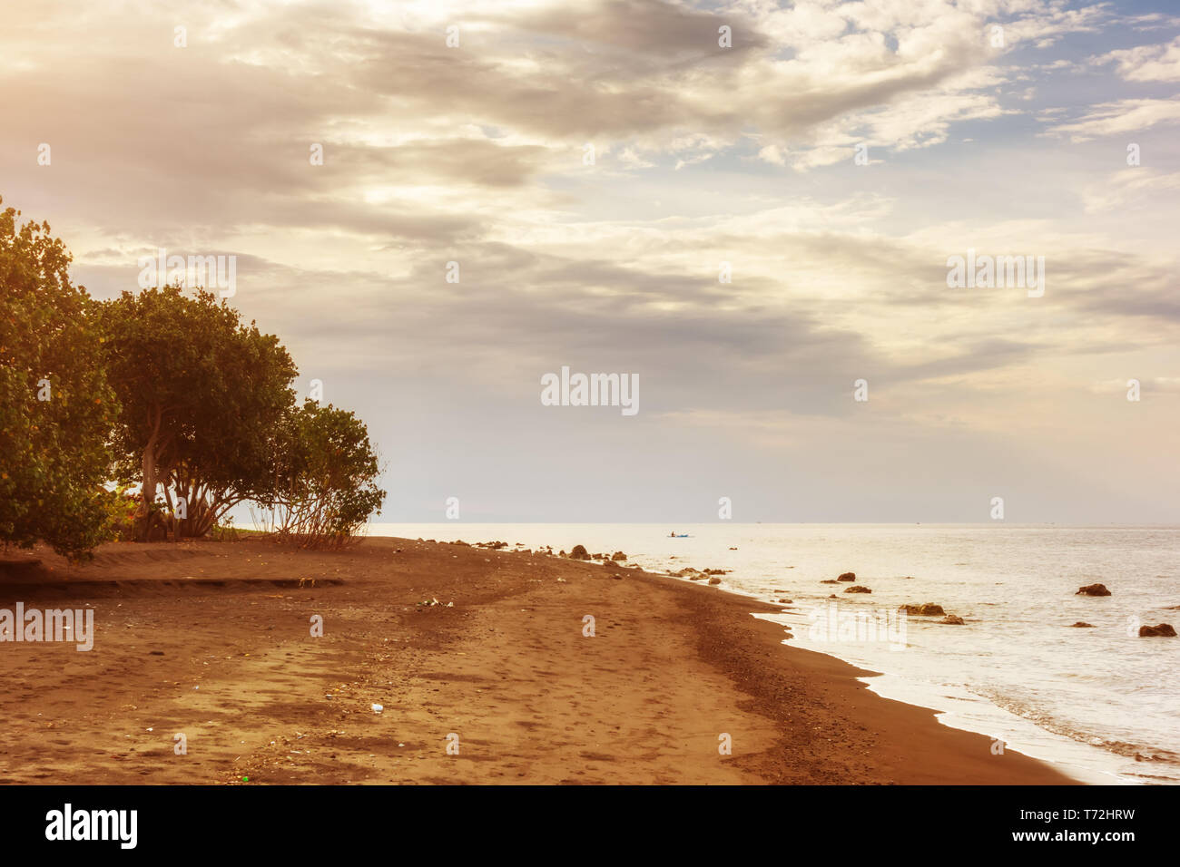 Einen dunklen Sandstrand im Norden von Bali Indonesien Stockfoto