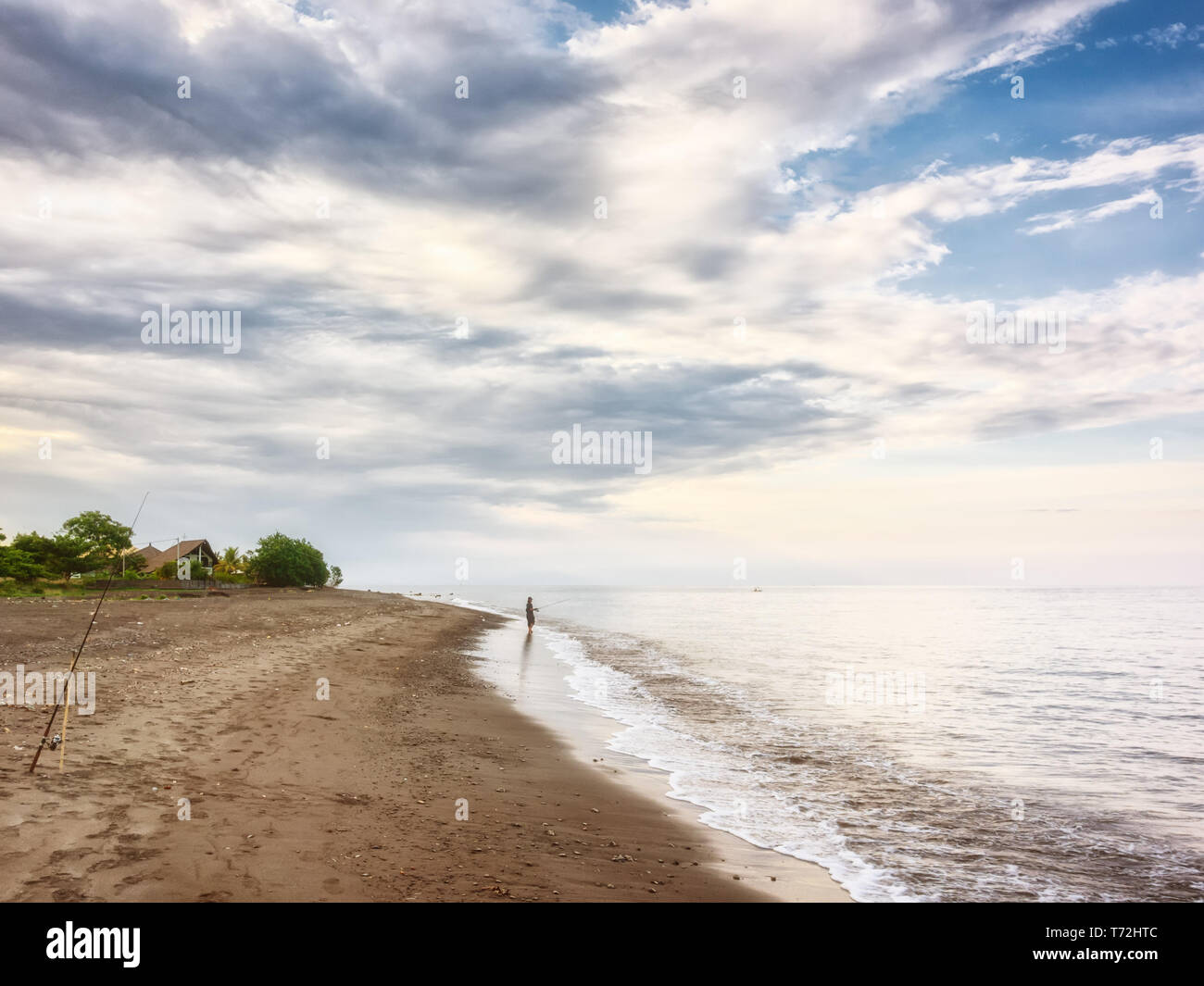 Einen dunklen Sandstrand im Norden von Bali Indonesien Stockfoto