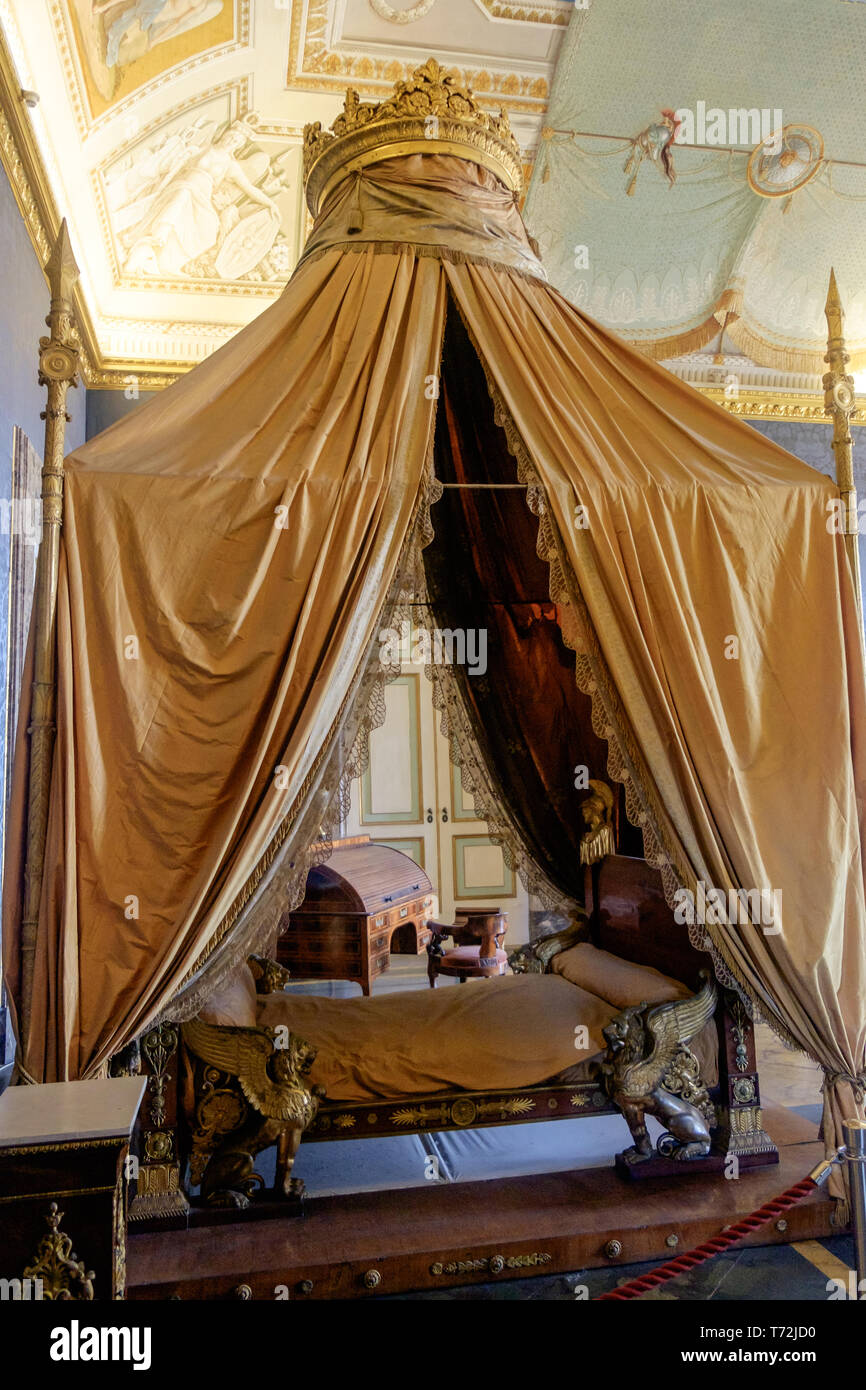 Ein altes Bett erinnert an alte Zeiten in die königlichen Gemächer des 'Reggia di Caserta', einem ehemaligen Palast und jetzt ein riesiges Museum. Stockfoto