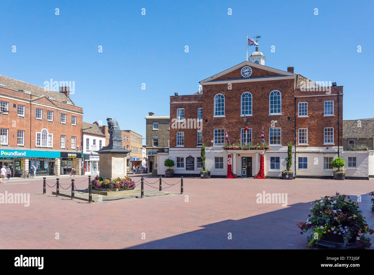 Rathaus und Kriegerdenkmal, Marktplatz, Huntingdon, Cambridgeshire, England, Vereinigtes Königreich Stockfoto