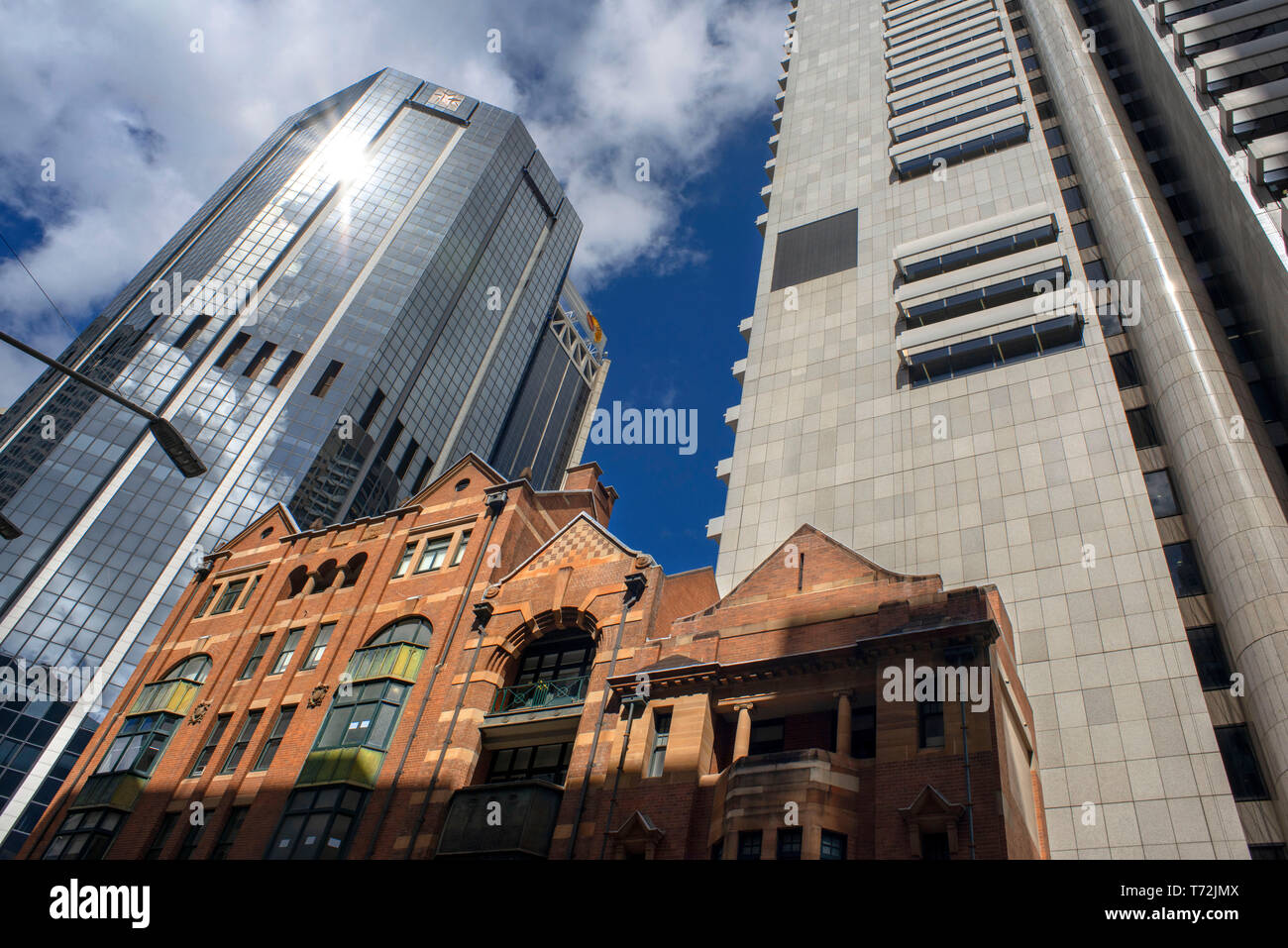 Der Kontrast von alten und neuen Gebäuden im Stadtzentrum von Sydney, Sydney, New South Wales, Australien. Johnson's Gebäude, 1912 erbaut und der NAB Business Banking Stockfoto
