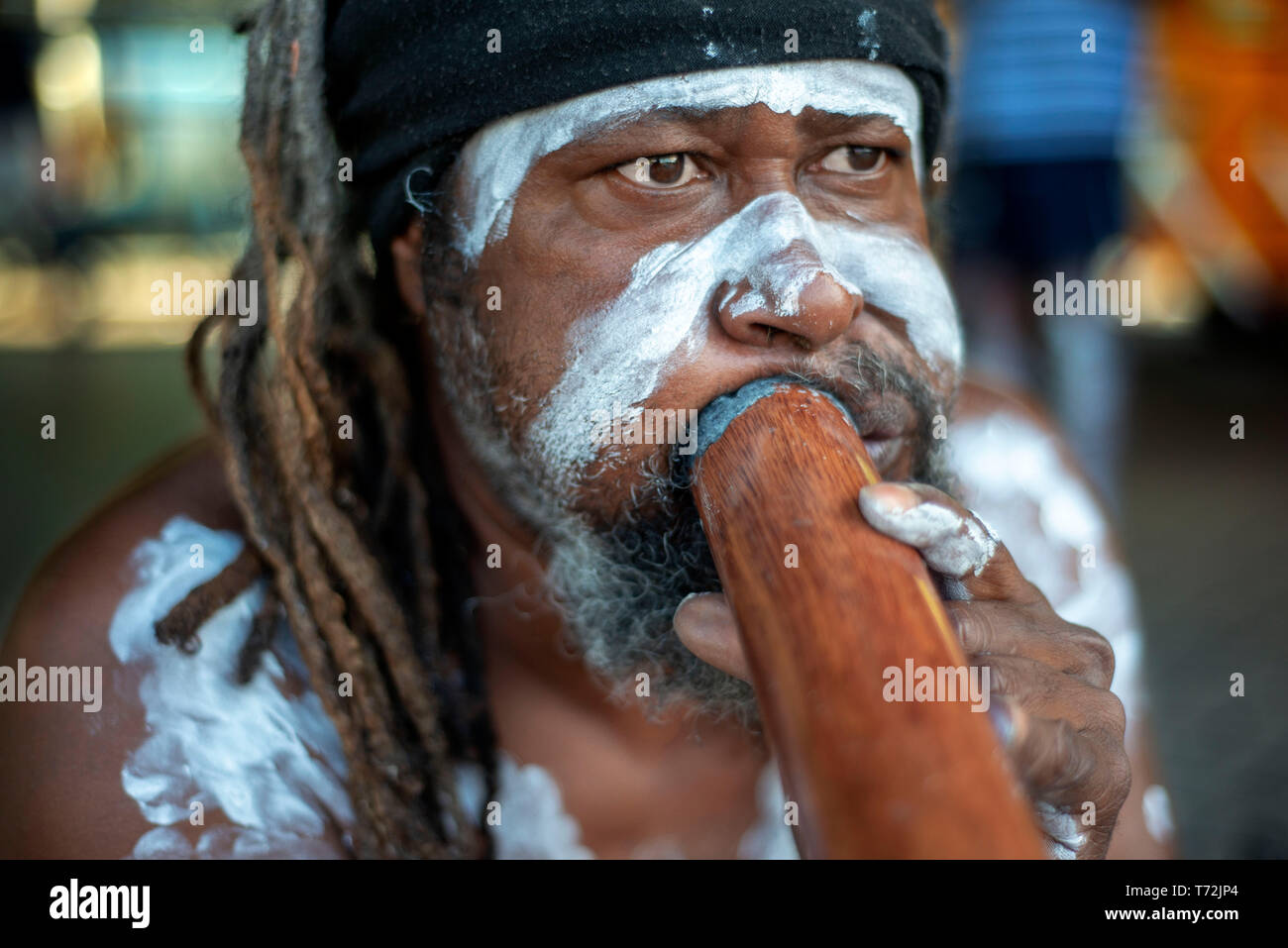 Australian Aboriginal gekleideter Mann Verkauf von Musik-cd im Bereich Felsen am Circular Quay in Sydney in New South Wales, Australien Stockfoto