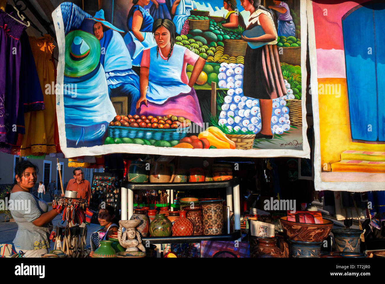 Lokale Frau Verkauf von Farben, Kunst, Kunsthandwerk und andere Souvenirs auf dem zentralen Platz von Granada, Nicaragua - Mittelamerika entfernt Stockfoto