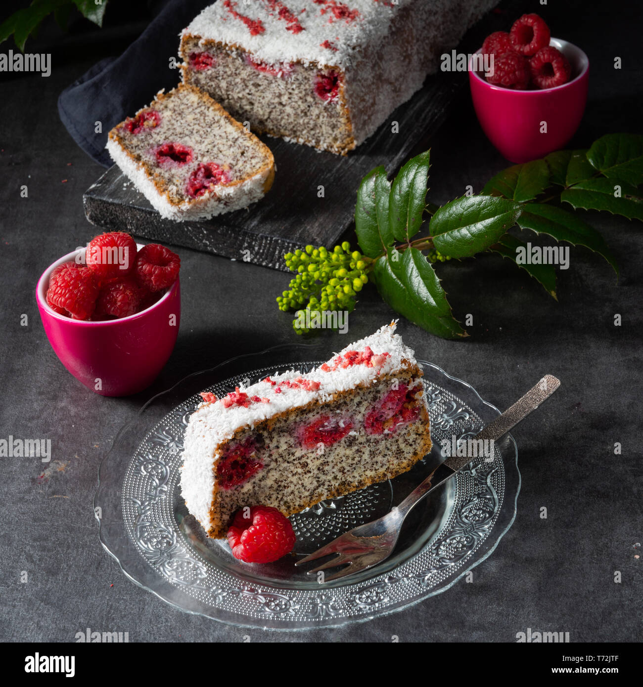 Mohn Kuchen mit Himbeeren und Kokosraspeln Stockfoto