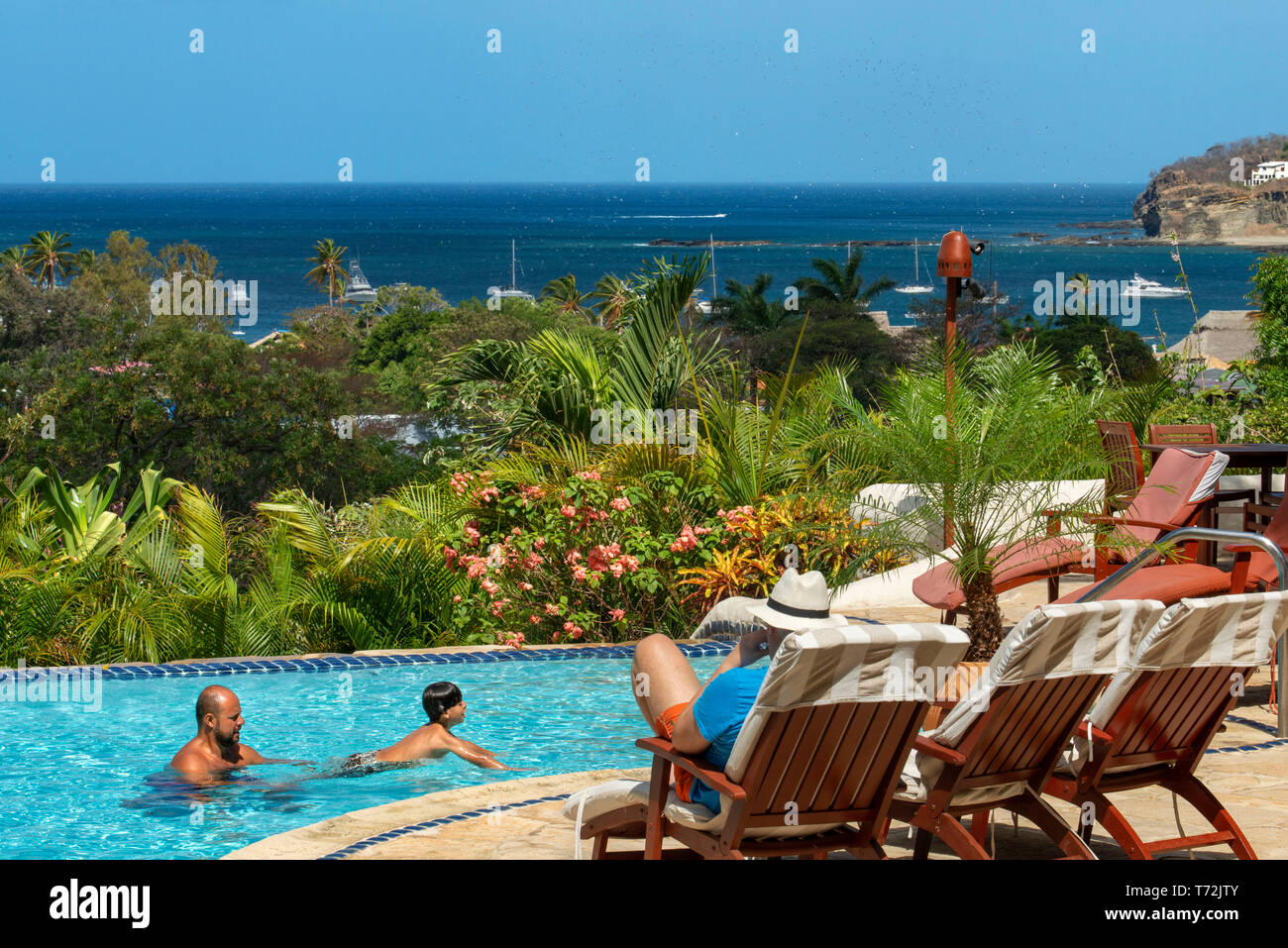 Touristen, die sich in der Swimmingpool von Pelican Augen Resort und Spa in Playa San Juan del Sur beach Nicaragua Mittelamerika Stockfoto