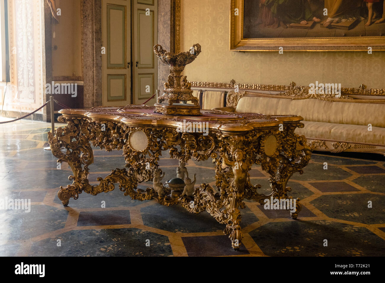 Eine Tabelle steht in der riesigen Hallen des "Reggia di Caserta', einem ehemaligen königlichen Palast, die Königliche Residenz war die größte in der Welt. Stockfoto