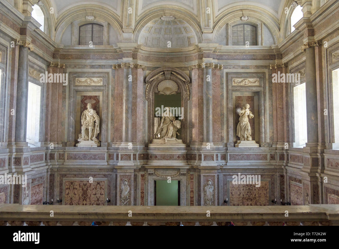 Beim Drehen um über die große Treppe der Reggia di Caserta sie drei riesige Statuen Verdienst, Königlichen Majestät und die Wahrheit sehen. Stockfoto