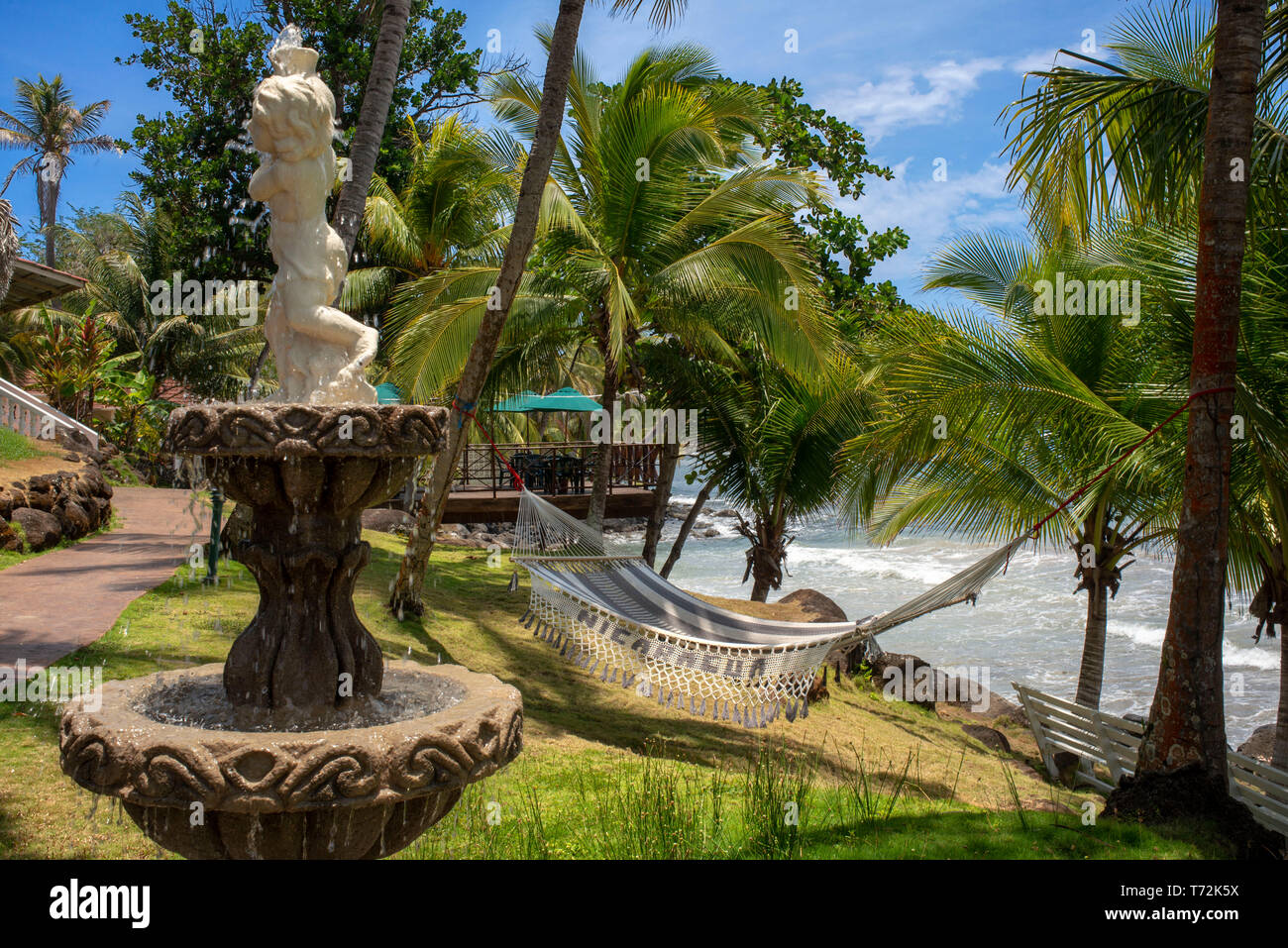 Hängematte und Brunnen im Casa Canada Hotel auf Big Corn Island, Nicaragua, Mittelamerika Stockfoto