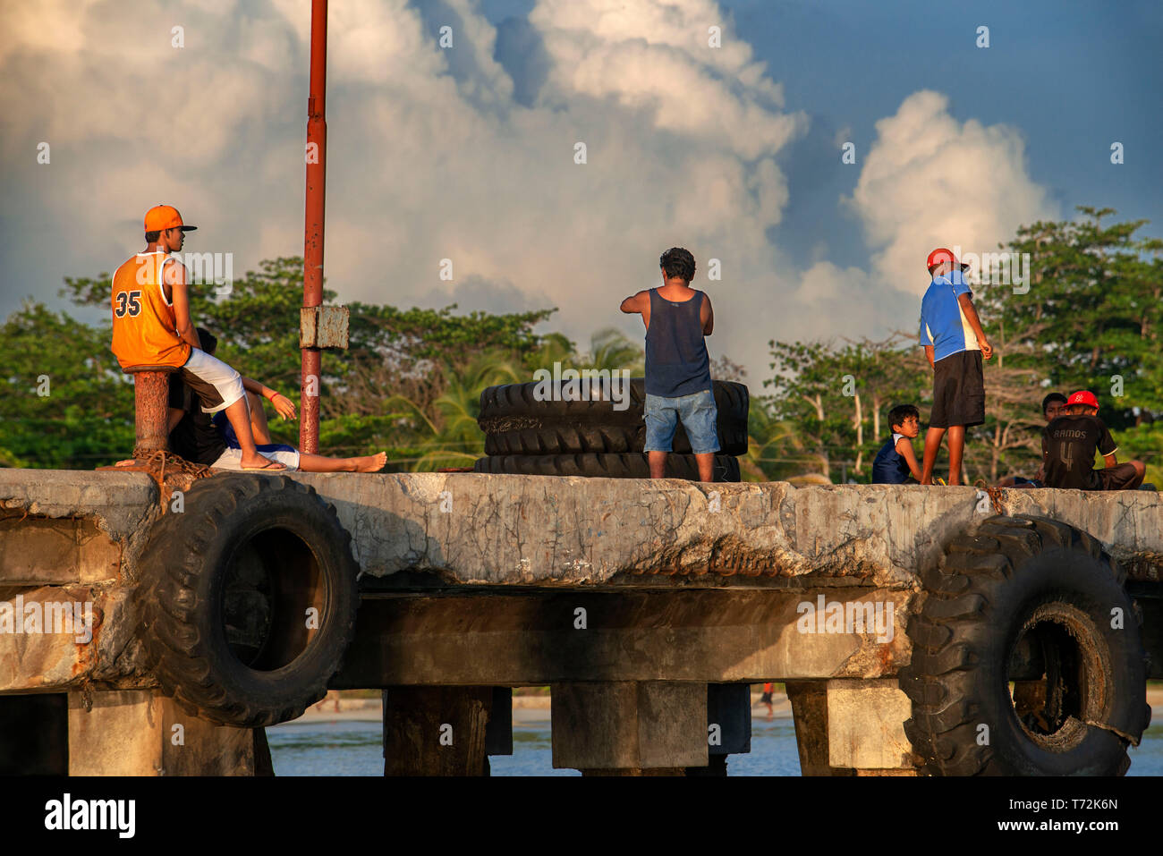 Lokale Fischer in einem Pier an der Küste von Corn Island, Karibik, Nicaragua, Zentrale Stockfoto