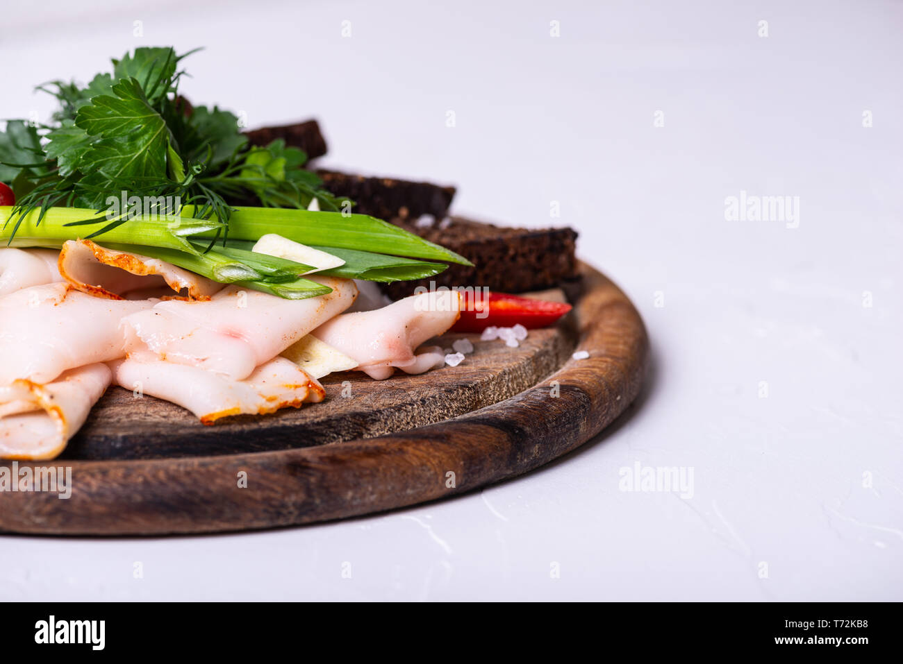 Schmalz, Schwarzbrot und Grünen auf einem Holzbrett auf einem weißen Hintergrund. Kopieren Sie Platz. Stockfoto