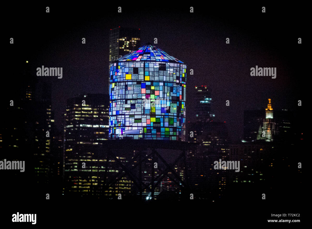 Eine Glasmalerei Wasserturm sitzt auf dem Dach eines Gebäudes in der Brooklyn Bridge Park. Die angefärbten watertowers werden von der New Yorker Künstler Tom Fruin. Stockfoto