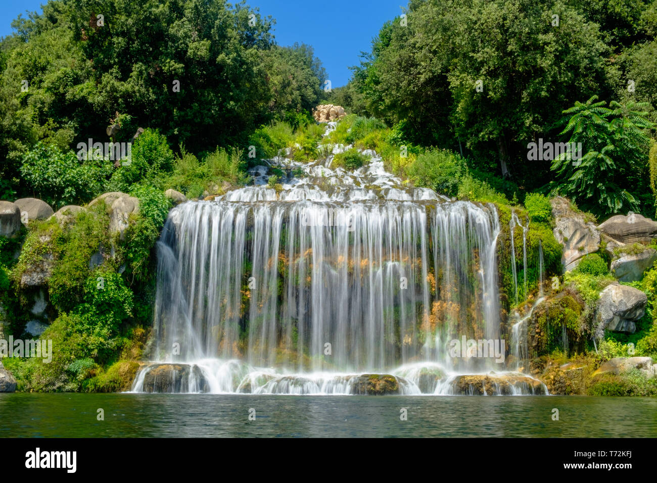 Der große Wasserfall am Ende der Park des "Reggia di Caserta" fällt als Wasservorhang. Das Wasser nach unten Briano Berg. Stockfoto