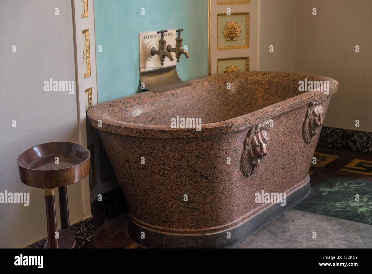 Die Queen's Badezimmer im Königspalast von Caserta, der "Reggia di Caserta' Hähne für kaltes und warmes Wasser. Stockfoto