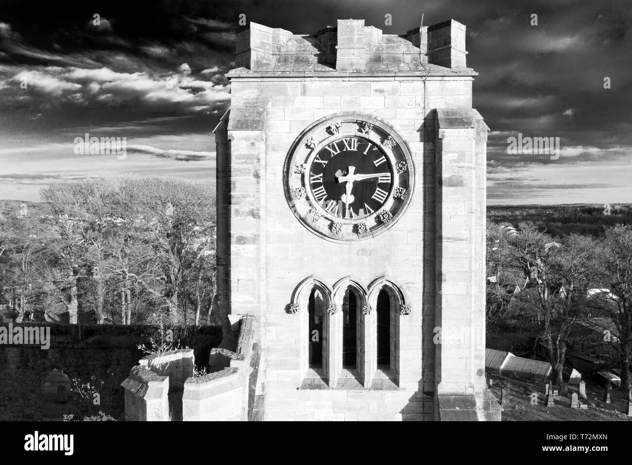 Antenne drone Blick auf Zifferblatt auf alten Kirchturm Stockfoto