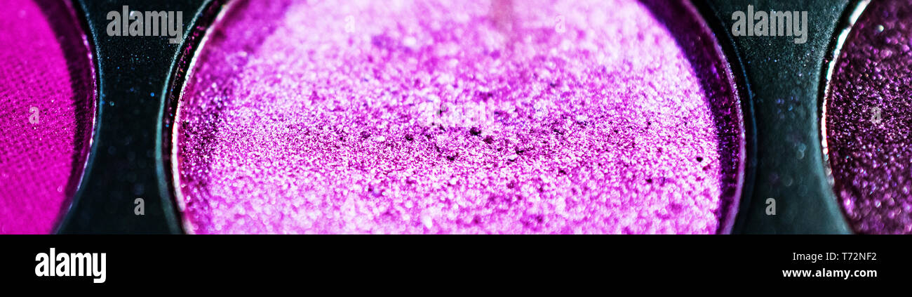 7/8-Makro Nahaufnahme kosmetische Trio der hell-rosa schimmernder Puder Lidschatten Kuchen isoliert auf dunklem Leder Palette Stockfoto